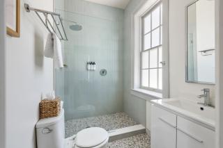 Queen Suite 3rd Floor Downtown Sleeps 2 - 1