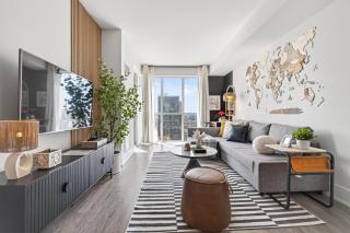 Luxury 2BR Suite - Skyline & Lake Views - Sleeps 6 - Walk to CN Tower - 7