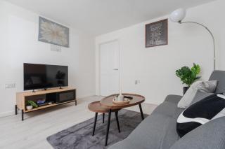 Stunning 3BD Home - Pool Table - Salford City Centre - 4