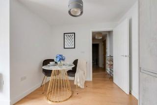 Modern 1 Bed Flat in a Converted Mill w Parking - 3