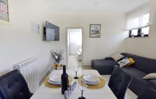 Upscale fully equipped apartment - 8