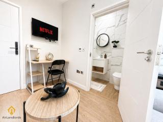 Exclusive 1 Bedroom Flat in the Heart of Hounslow! - 9