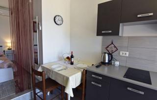 Compact studio stay with sea views and BBQ - 5