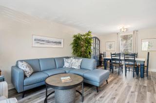 Cozy Beach Condo Walk to Shore and Pools - 0
