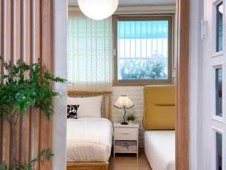SEOUL Quiet family stay 2 Bedroom near Hongdae Sinchon Area Netflix Free Parking & Luggage March Cherry Blossom Festival Redload 1min Max 5 guests Gwanghwamun BTS - 7