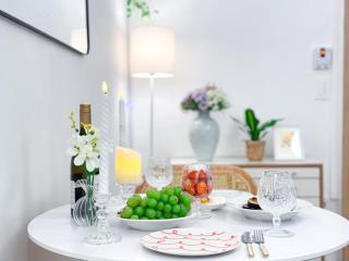 SEOUL Quiet family stay 2 Bedroom near Hongdae Sinchon Area Netflix Free Parking & Luggage March Cherry Blossom Festival Redload 1min Max 5 guests Gwanghwamun BTS - 0