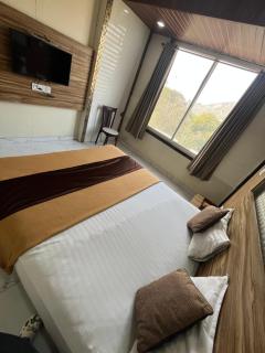 HOTEL BANSURI 966o9o1oo6 just 75mtr from shreenathji temple I 2 min walking distance By SK - 7