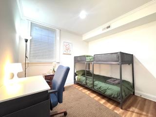 Entire 4 bedroom familyfriendly basement apartment, MetroWalk - 2
