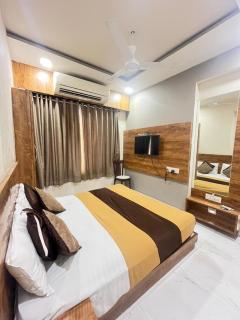 HOTEL BANSURI 966o9o1oo6 just 75mtr from shreenathji temple I 2 min walking distance By SK - 9
