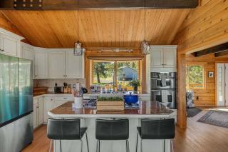 Dog-friendly 2-level gorge view home with hot tub lovely deck central AC W&D - 1