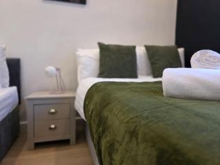 Deluxe 2BR Apartment Near City Center - Sleeps 6 - 7