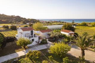 Thalia's Cottage - Cozy, Romantic Retreat with Sea & Mountain views - 0