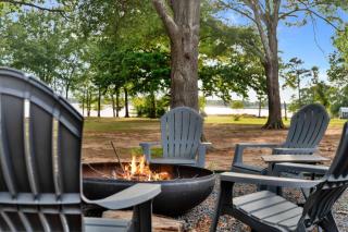 Peaceful Lakeside Serenity on Lake Palestine - 8