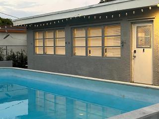 Modern Pool Home, 10 Guests, Perfect for Groups - 6