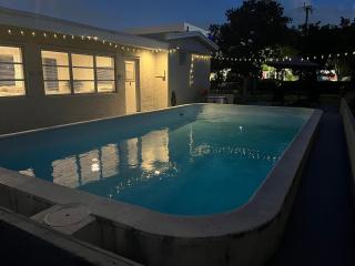 Modern Pool Home, 10 Guests, Perfect for Groups - 7