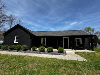Rose Porch, Historic home on acre lot 25 min from Nashville - 9