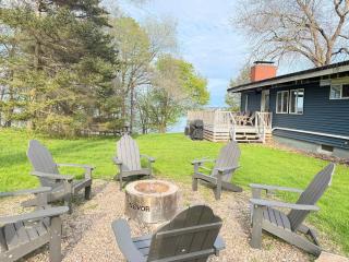 Peaceful Lakeview Cottage lake access & fire pit - 8