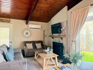 Peaceful Lakeview Cottage lake access & fire pit - 2