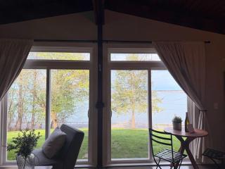 Peaceful Lakeview Cottage lake access & fire pit - 1