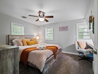 Woodland home with workspace and TV - 9