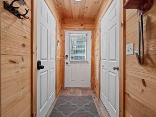 Woodland home with workspace and TV - 5