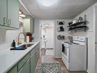 Woodland home with workspace and TV - 8