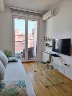 Modern 8th-Floor Apt Balcony & City Views - 0