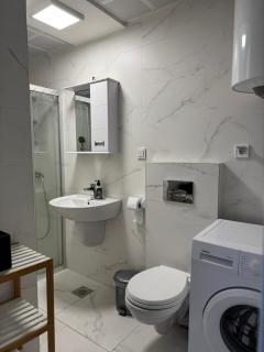 Modern 8th-Floor Apt Balcony & City Views - 4