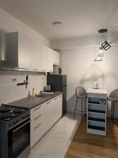 Modern 8th-Floor Apt Balcony & City Views - 2