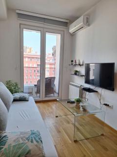 Modern 8th-Floor Apt Balcony & City Views - 1