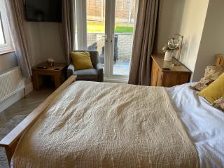 Sunny Garden WFH Retreat with Private Entrance and Parking near NEC BHX JLR - 6