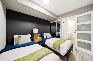 1BD Townhome Walk to Lake! - 4