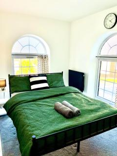 Falcon Crest Lodge - 2BR-Sleeps 7 - Free Parking - Wi-Fi - 6