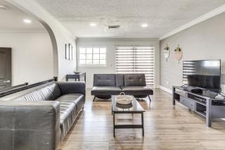 Group Hub with Game Room! 4 Mi to Hard Rock Stadium - 7