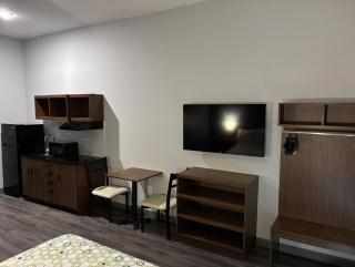 HomeTowne Studios by Red Roof Fort Myers - 2