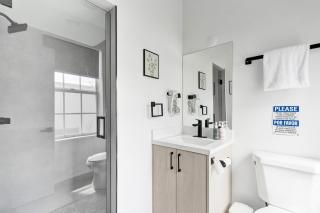 Modern 2 BDR South Beach Condo by Ocean Drive 404 - 4