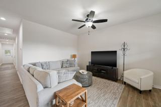 New! Modern Home in Canyon Lake - 7