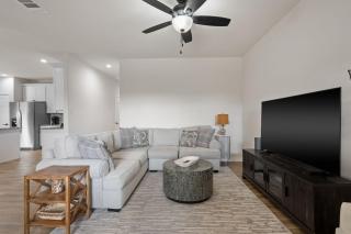 New! Modern Home in Canyon Lake - 6