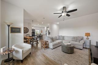 New! Modern Home in Canyon Lake - 5