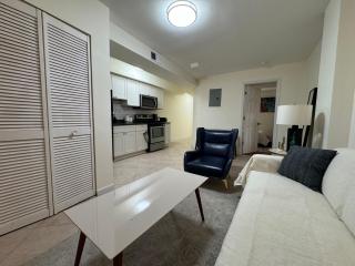 Cozy Basement Near Union Market - 5