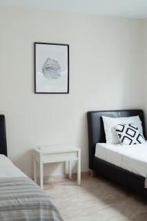 Coastal Chic 2BR - 3 Min to Beach Amathusia Apts - 2