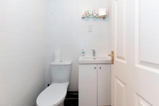 Modern 2-Bed Apartment Near Kingston - Pass the Keys - 3