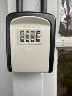 Quiet Bungalow Room near Airport - Free Parking & High-Speed Wifi - 6