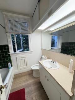 Quiet Bungalow Room near Airport - Free Parking & High-Speed Wifi - 5