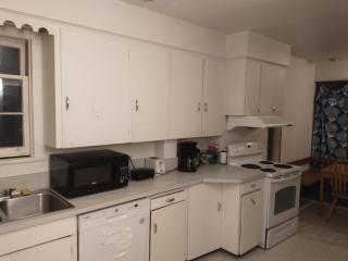Quiet Bungalow Room near Airport - Free Parking & High-Speed Wifi - 4