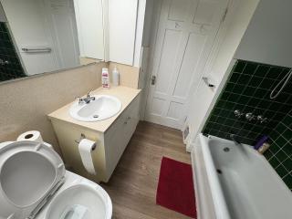 Quiet Bungalow Room near Airport - Free Parking & High-Speed Wifi - 1