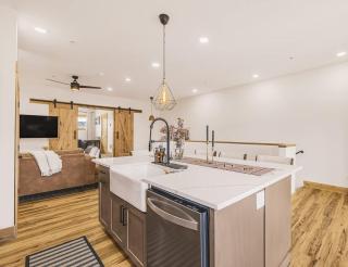 Modern Mountain condo with river views EV charger SUP - 9