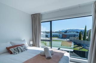Modern Warm & Cosy Townhouse - 5 min to Wānaka - 7