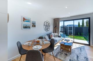 Modern Warm & Cosy Townhouse - 5 min to Wānaka - 3