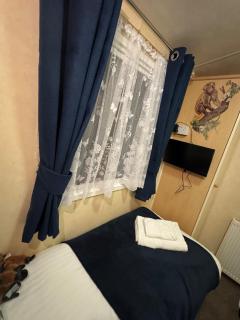 Coastal retreat with monkey-themed kids rooms Caravan - 2